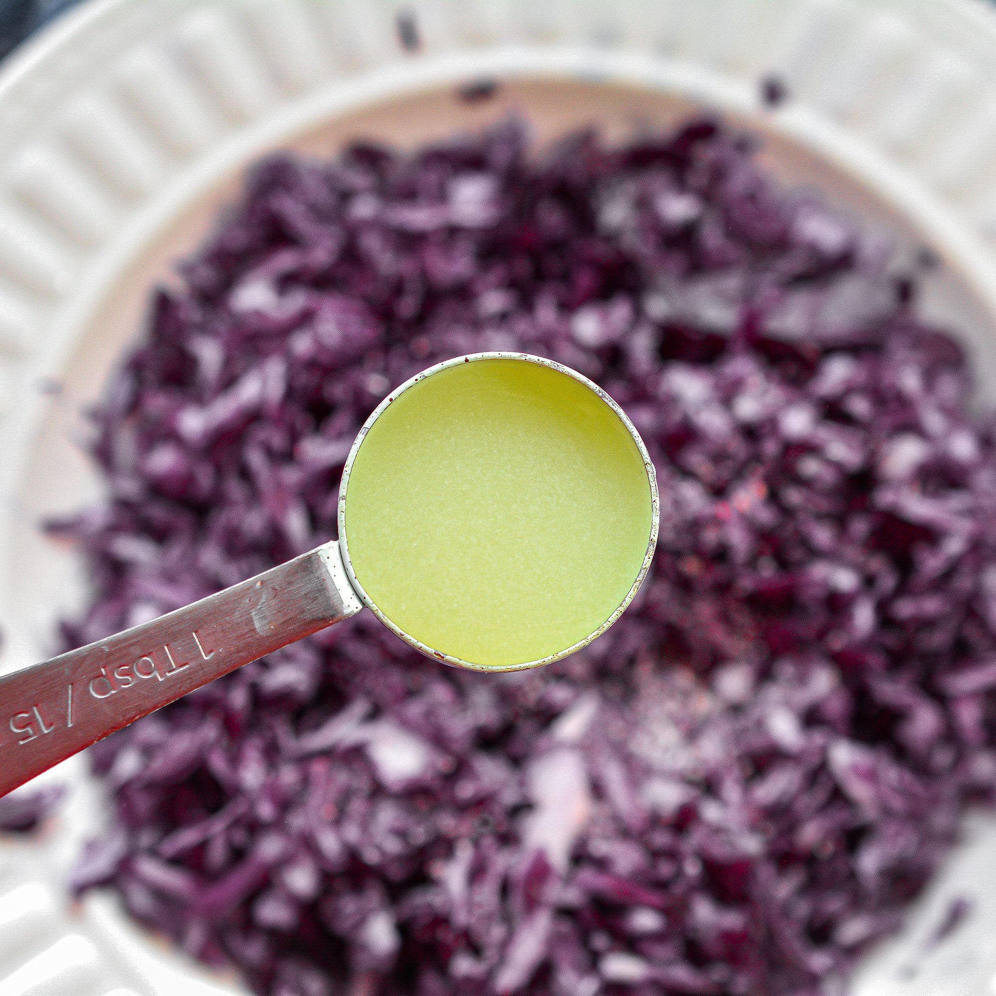 In a bowl, combine the shredded cabbage with a pinch of salt and 1 ½ Tbsp of lemon juice.