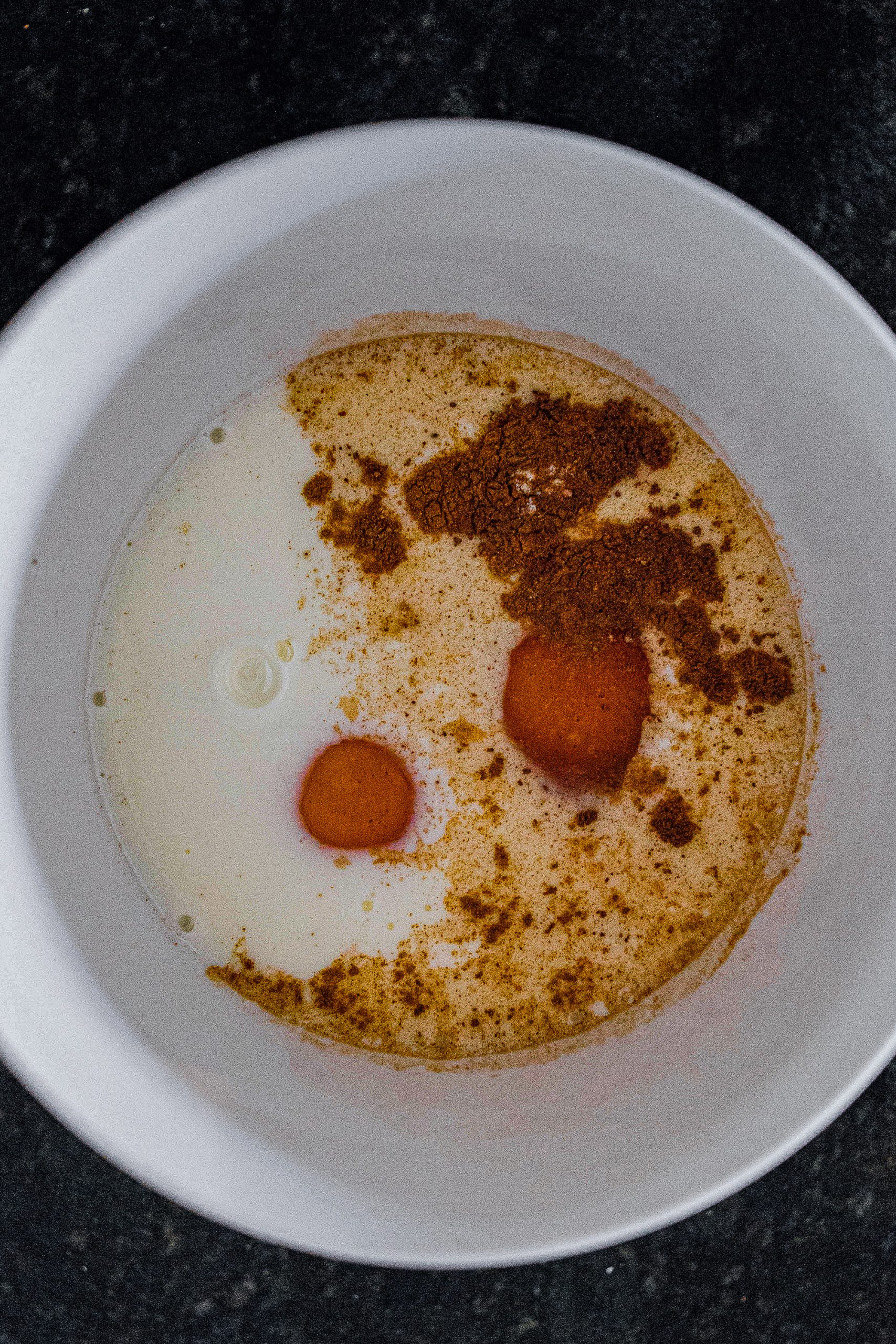In a medium bowl, beat together eggs, milk, vanilla extract, ground cinnamon, nutmeg and salt.