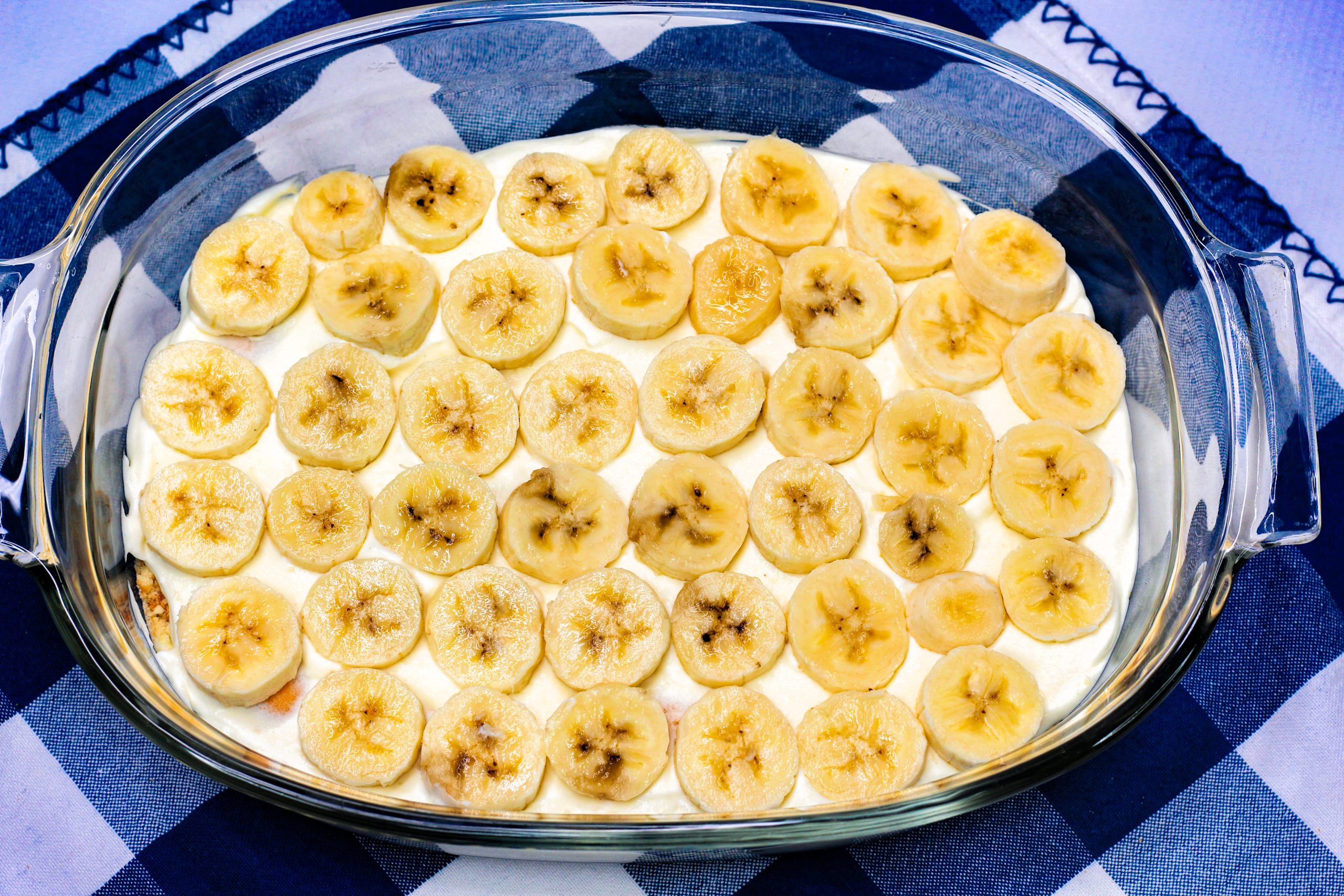 Place a layer of sliced bananas