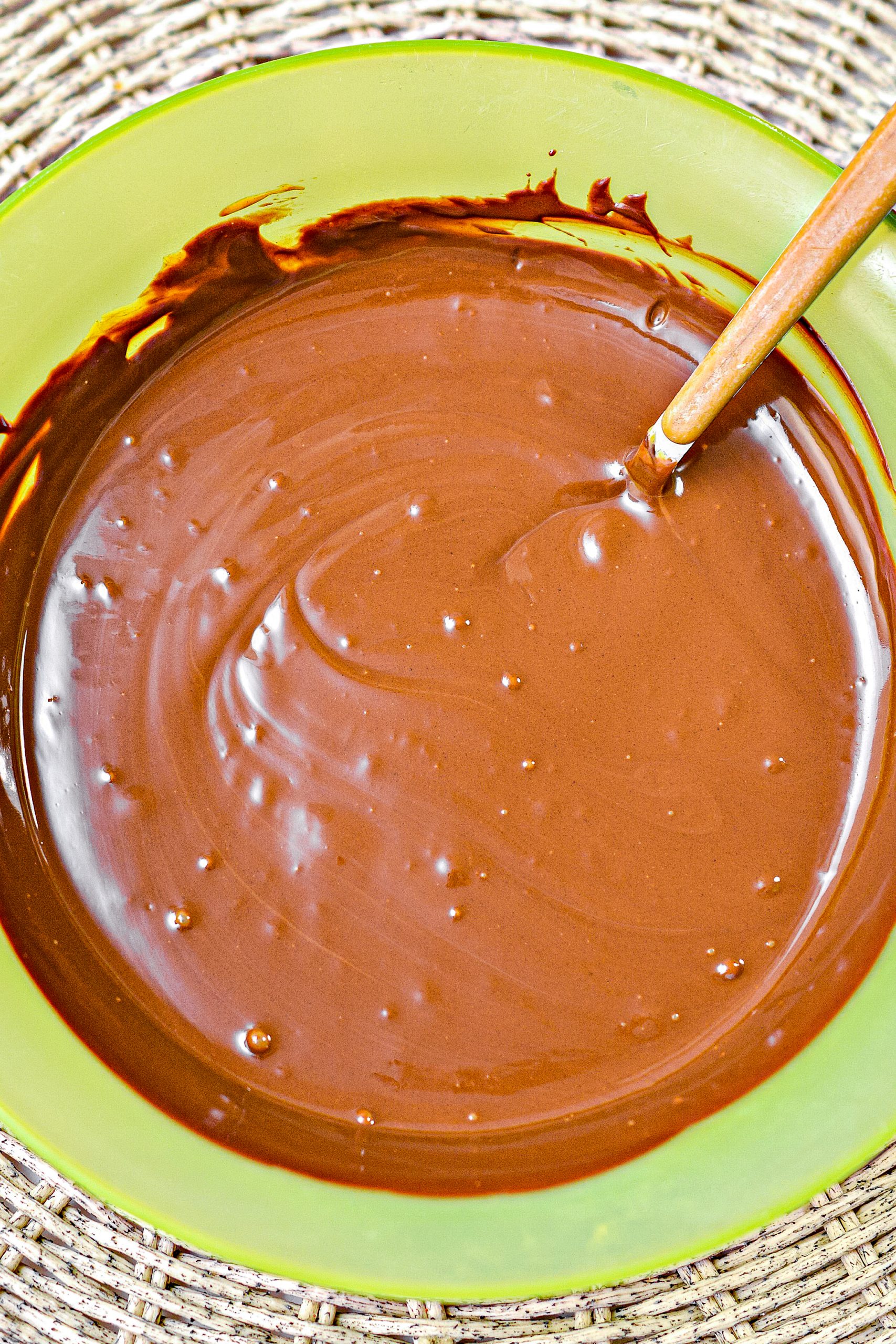 Put the chocolate chips and peanut butter into a microwave-safe bowl, and heat at 30-second increments until the chocolate chips are melted and the ingredients are well combined.
