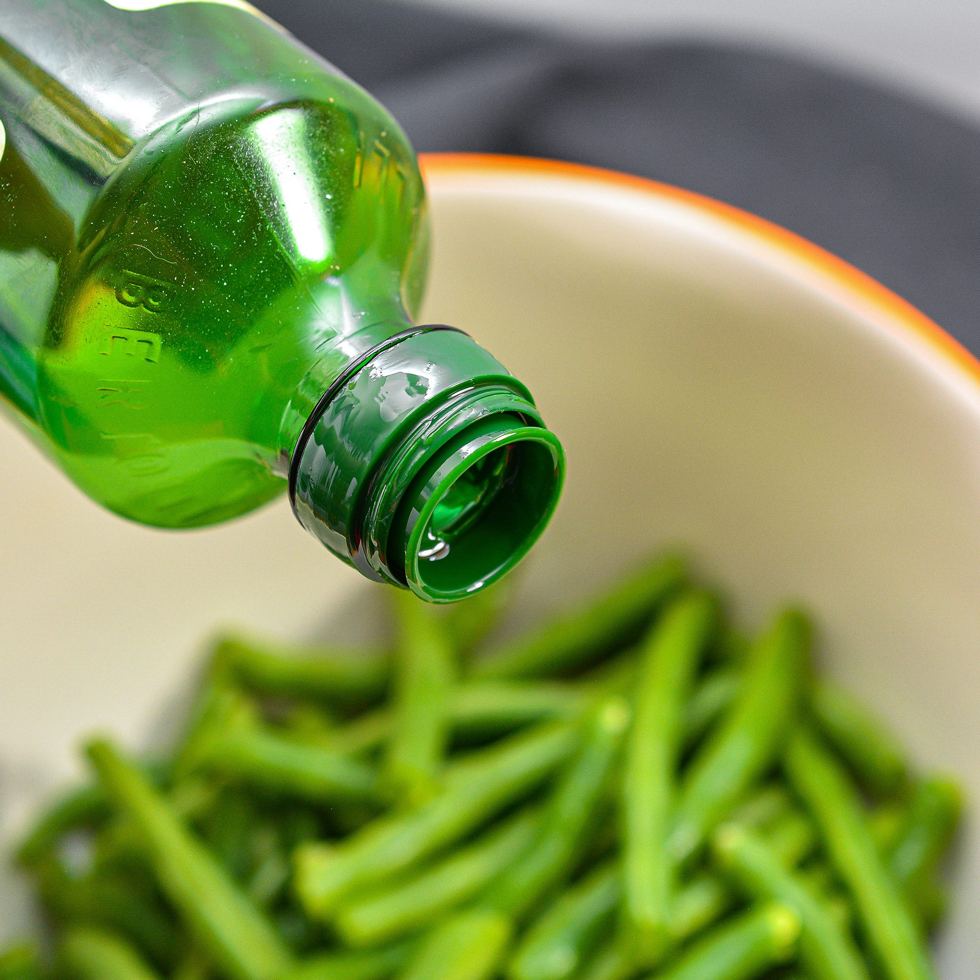 In a mixing bowl, toss the trimmed green beans in the remaining olive oil, garlic powder, and salt and pepper to taste.