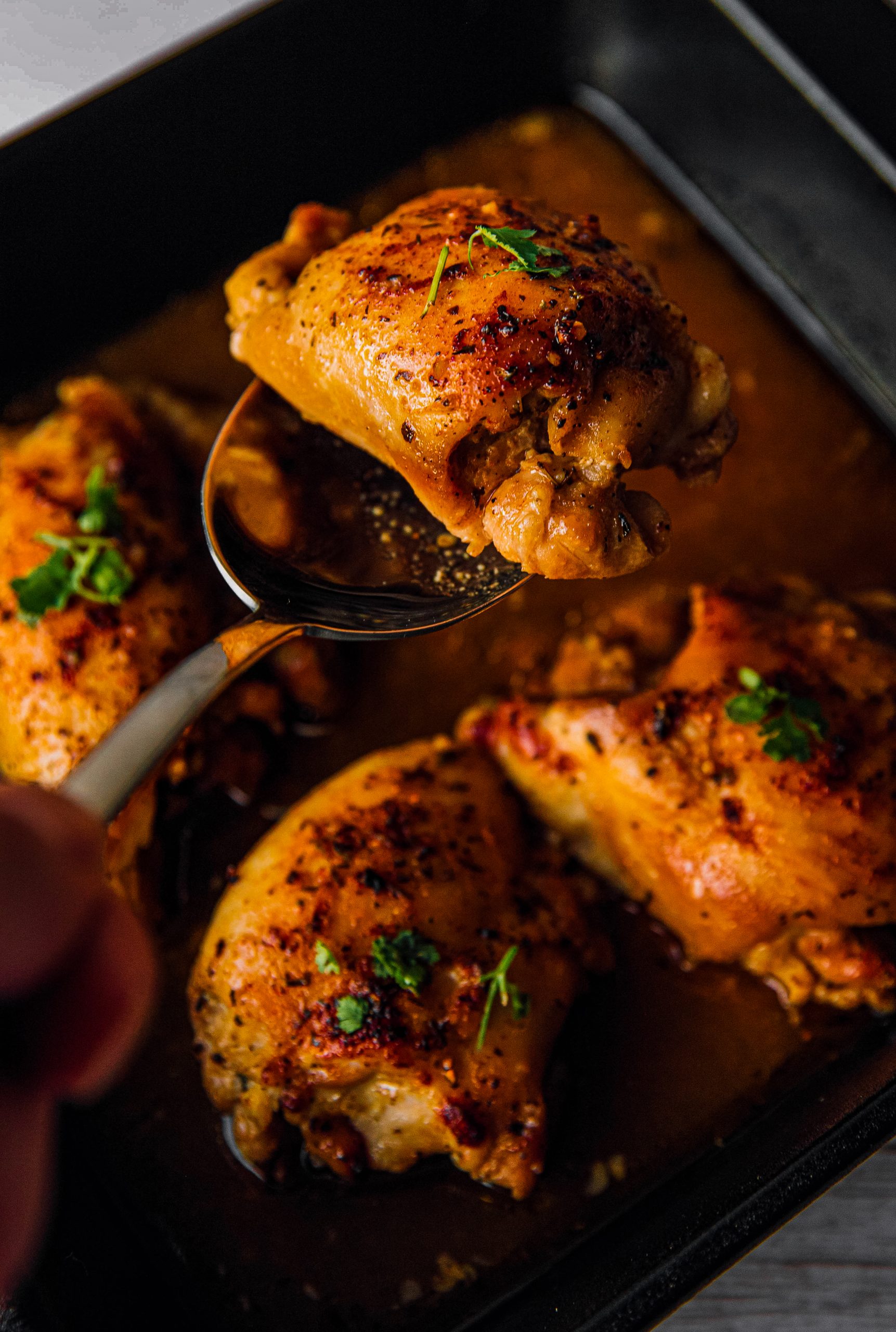 When the sauce is ready, cover each of the chicken thighs and serve them in the dish of your choice. Serve the remaining sauce as you wish.