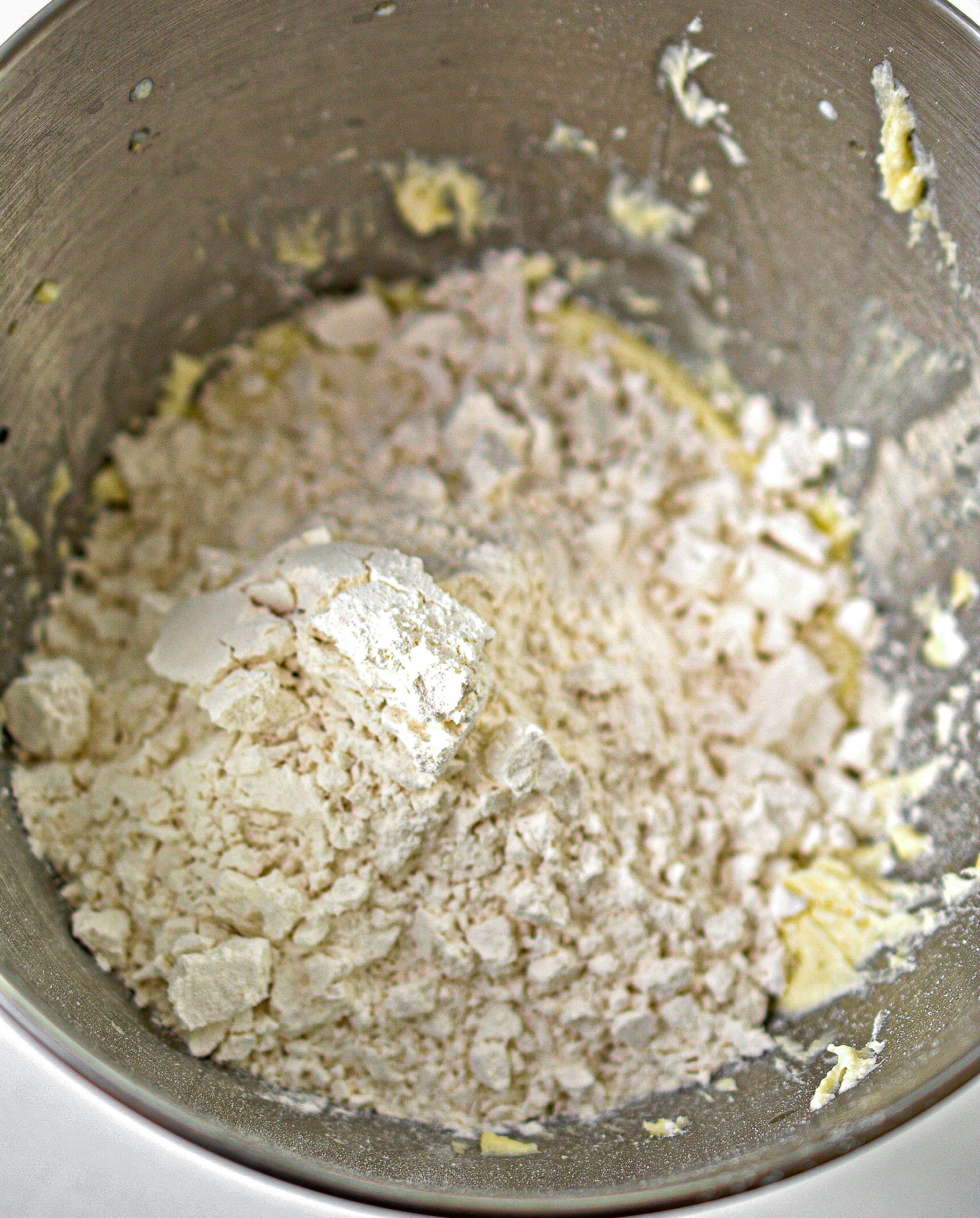  Mix the flour and salt together in a bowl.