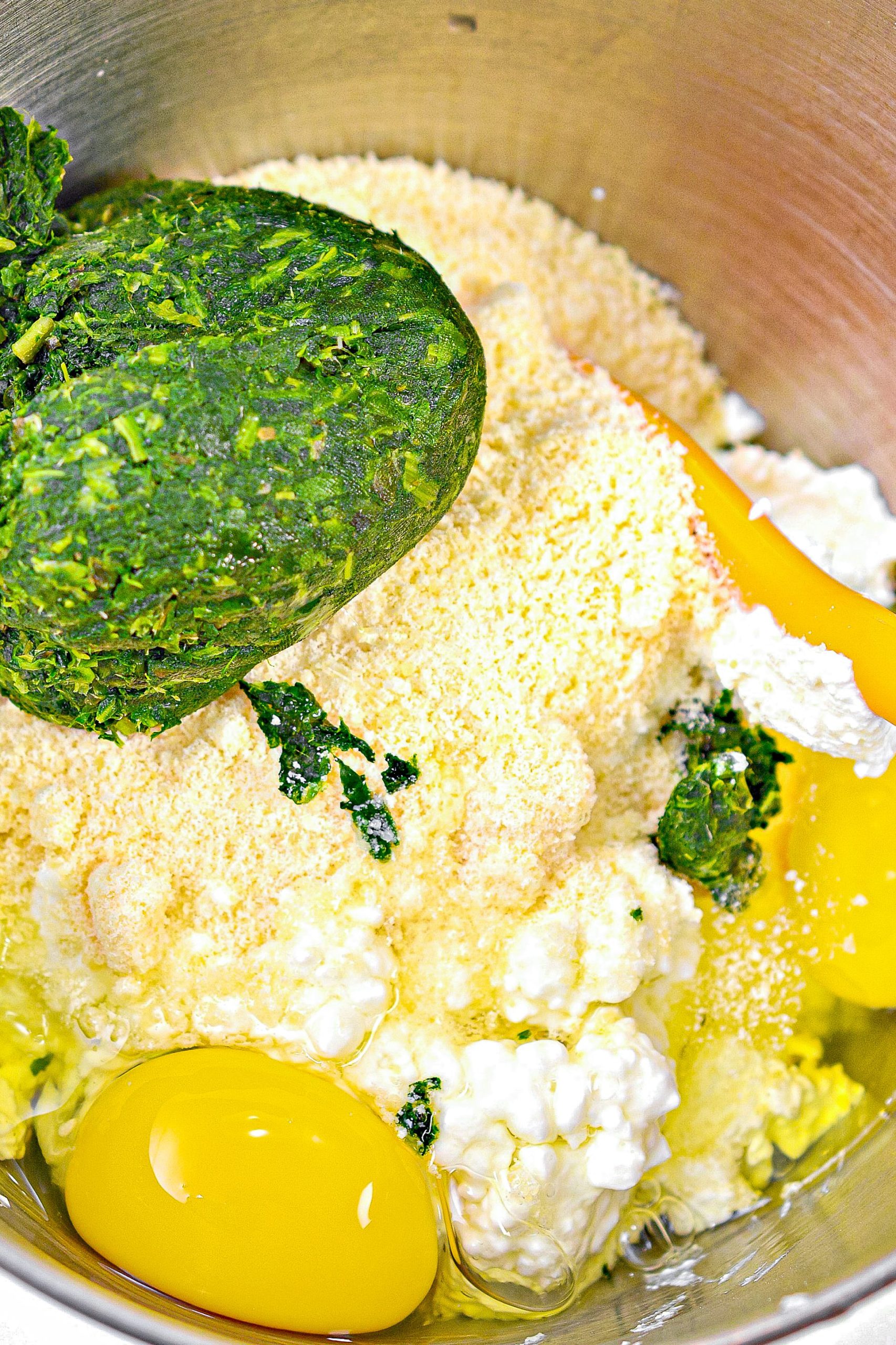  In a mixing bowl, combine the ricotta, cottage cheese, parmesan cheese, eggs and spinach along with salt and pepper to taste. Stir to combine well.